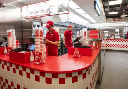 Five Guys 员工在门店柜台后