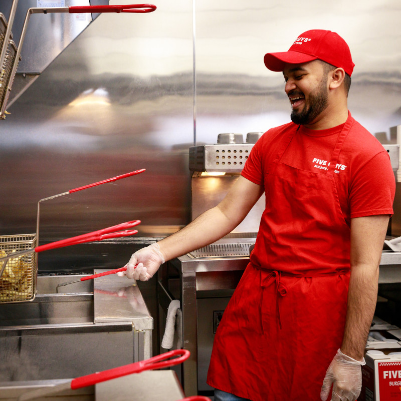 几位 Five Guys 员工合影